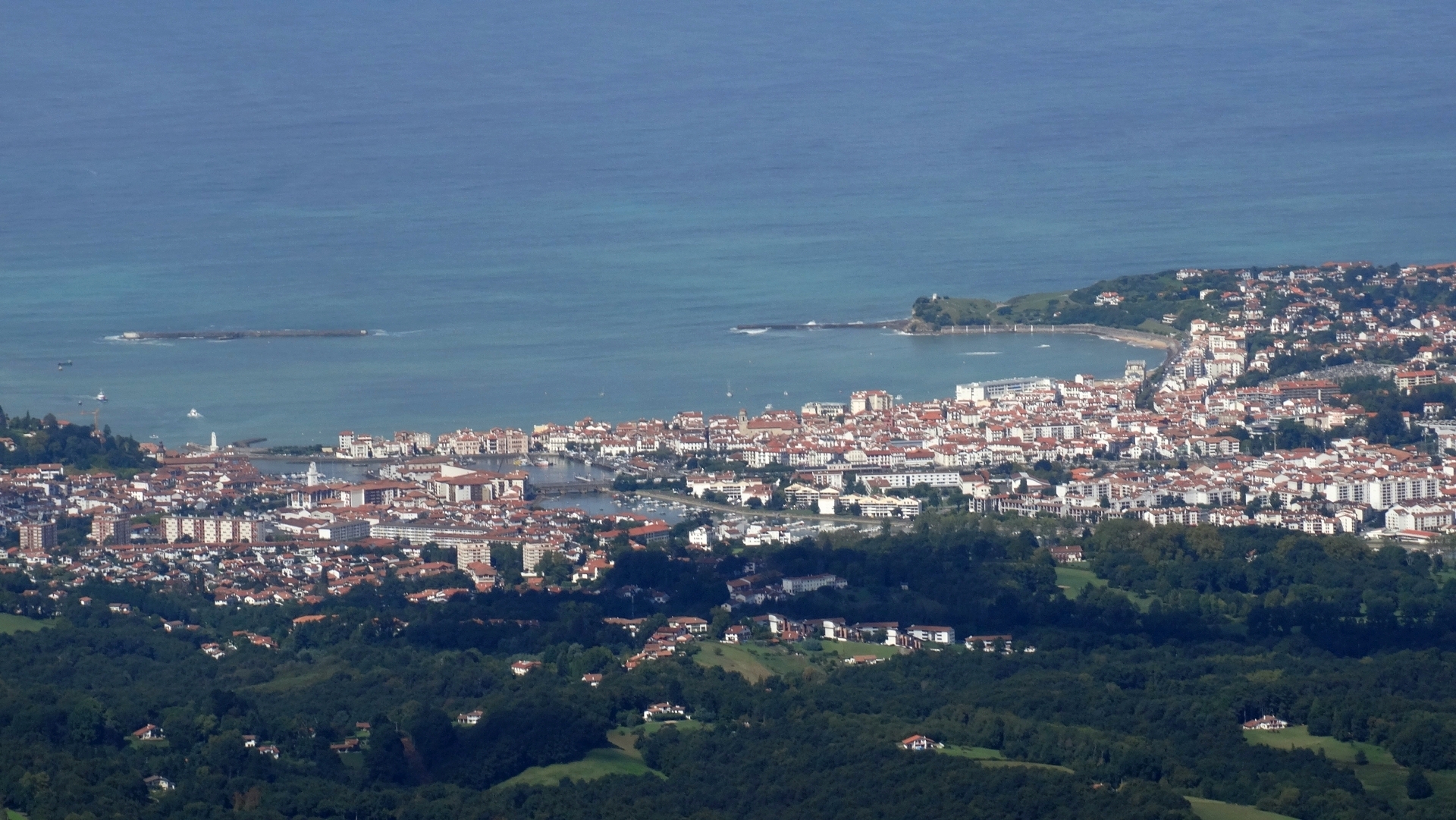 La Rhune -  Blick vom Gipfel auf das Baskenland, die Küste und die Pyrenäen.